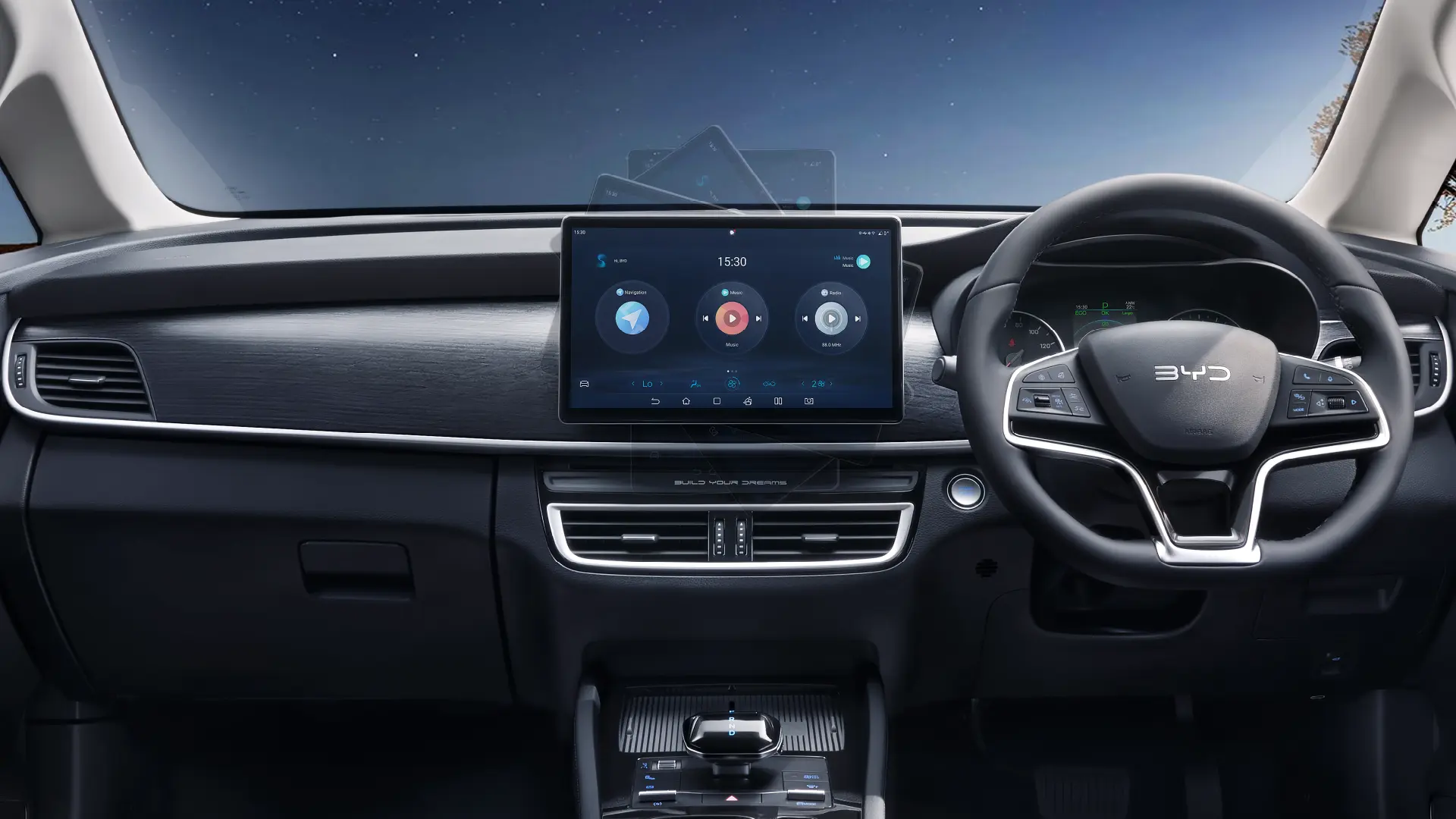 BYD eMax 7 का प्रीमियम डैशबोर्ड जिसमें बड़ा टचस्क्रीन इंफोटेनमेंट, डिजिटल डिस्प्ले और मॉडर्न इलेक्ट्रिक कार इंटीरियर दिखाया गया है